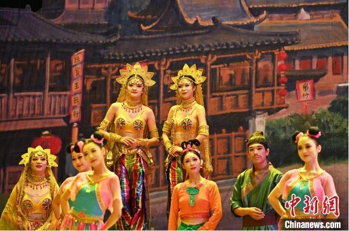 7月18日晚,中國經典舞劇《絲路花雨》在甘肅蘭州黃河劇院進行演出。中國經典舞劇《絲路花雨》迎來45周年,7月17日-8月4日在蘭州開啟為期多天的駐場演出。該舞劇取材于敦煌莫高窟壁畫,集中國霓裳羽衣舞、敦煌舞、印度舞、黑巾舞、波斯馬鈴舞等于一身,自1979年演出至今,該劇先后在40多個國家和地區演出近4000場,觀眾550多萬人次。中新社記者 李亞龍 攝</p>
<p> 7月18日晚,中國經典舞劇《絲路花雨》在甘肅蘭州黃河劇院進行演出。中國經典舞劇《絲路花雨》迎來45周年,7月17日-8月4日在蘭州開啟為期多天的駐場演出。該舞劇取材于敦煌莫高窟壁畫,集中國霓裳羽衣舞、敦煌舞、印度舞、黑巾舞、波斯馬鈴舞等于一身,自1979年演出至今,該劇先后在40多個國家和地區演出近4000場,觀眾550多萬人次。中新社記者 李亞龍 攝</p>
<p>