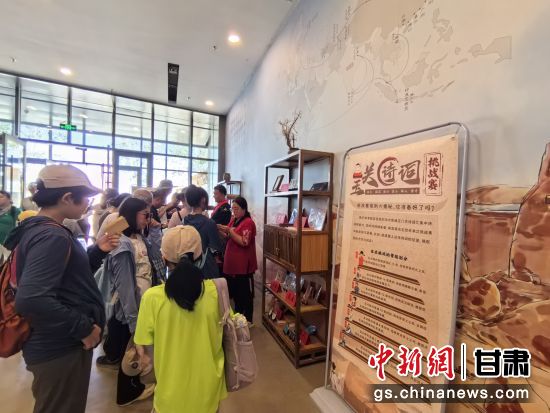 近日，玉門關(guān)遺址景區(qū)開(kāi)啟了一場(chǎng)精彩紛呈的玉關(guān)詩(shī)詞挑戰(zhàn)賽，吸引眾多游人參與其中。玉門關(guān)遺址景區(qū)供圖