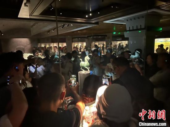 8月17日至23日,“濃濃民族情 兩岸一家親”臺(tái)灣同胞參訪(fǎng)團(tuán)甘肅行交流活動(dòng)在甘肅展開(kāi)。圖為臺(tái)胞參觀甘肅省博物館。中新社記者 閆姣 攝 8月17日至23日,“濃濃民族情 兩岸一家親”臺(tái)灣同胞參訪(fǎng)團(tuán)甘肅行交流活動(dòng)在甘肅展開(kāi)。圖為臺(tái)胞參觀甘肅省博物館。中新社記者 閆姣 攝