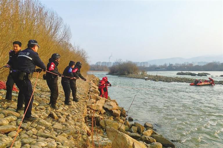 3名小學(xué)生貪玩被困河心島 民警消防合力 半小時(shí)救上岸