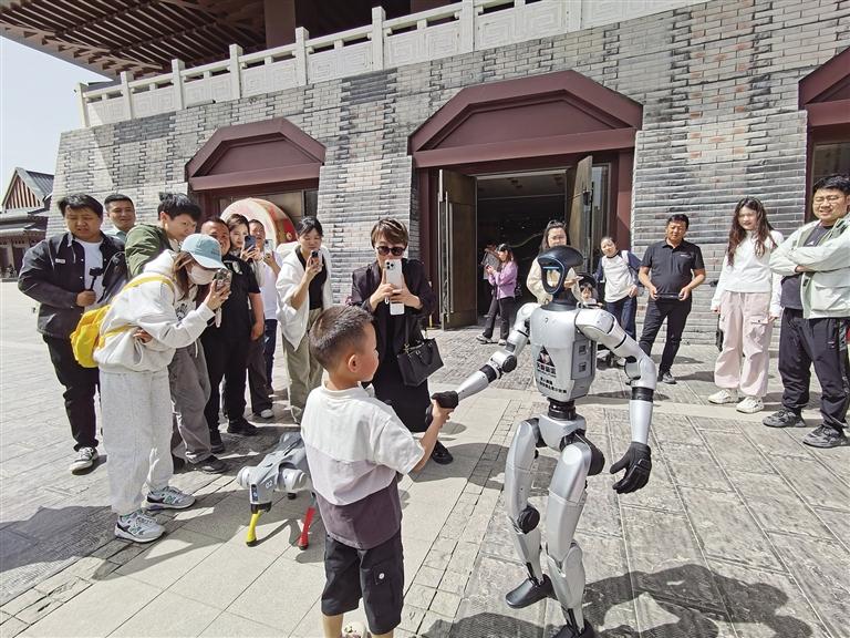 機器人“打卡”蘭州地標