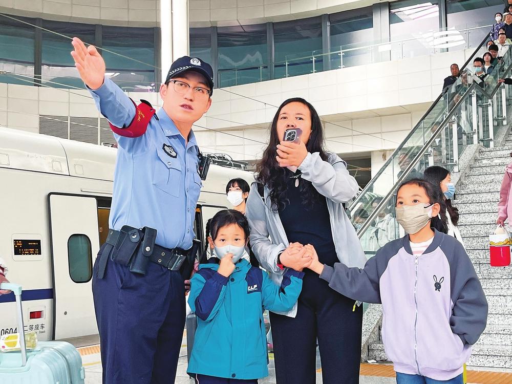“五一”假期鐵路迎來客流高峰 蘭鐵公安護航旅客出行安全