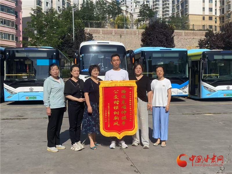 癲癇少年暈倒 蘭州公交司機妥善施救