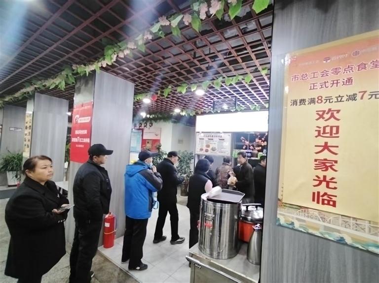 蘭州“零點食堂”溫暖城市守夜人